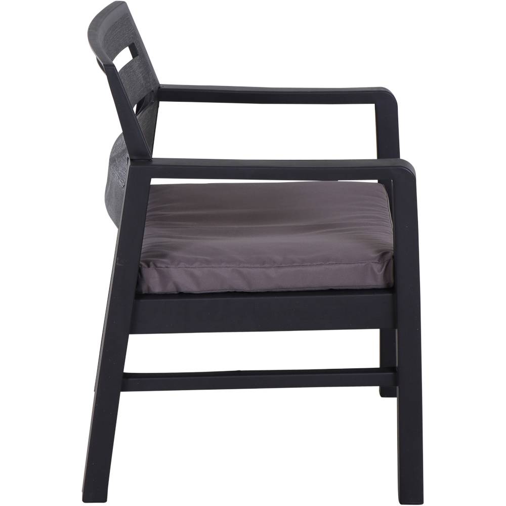 Pogled sa strane na moderni vrtni stolac s sivim sjedišnim jastukom te crnim naslonjačima i nogama.