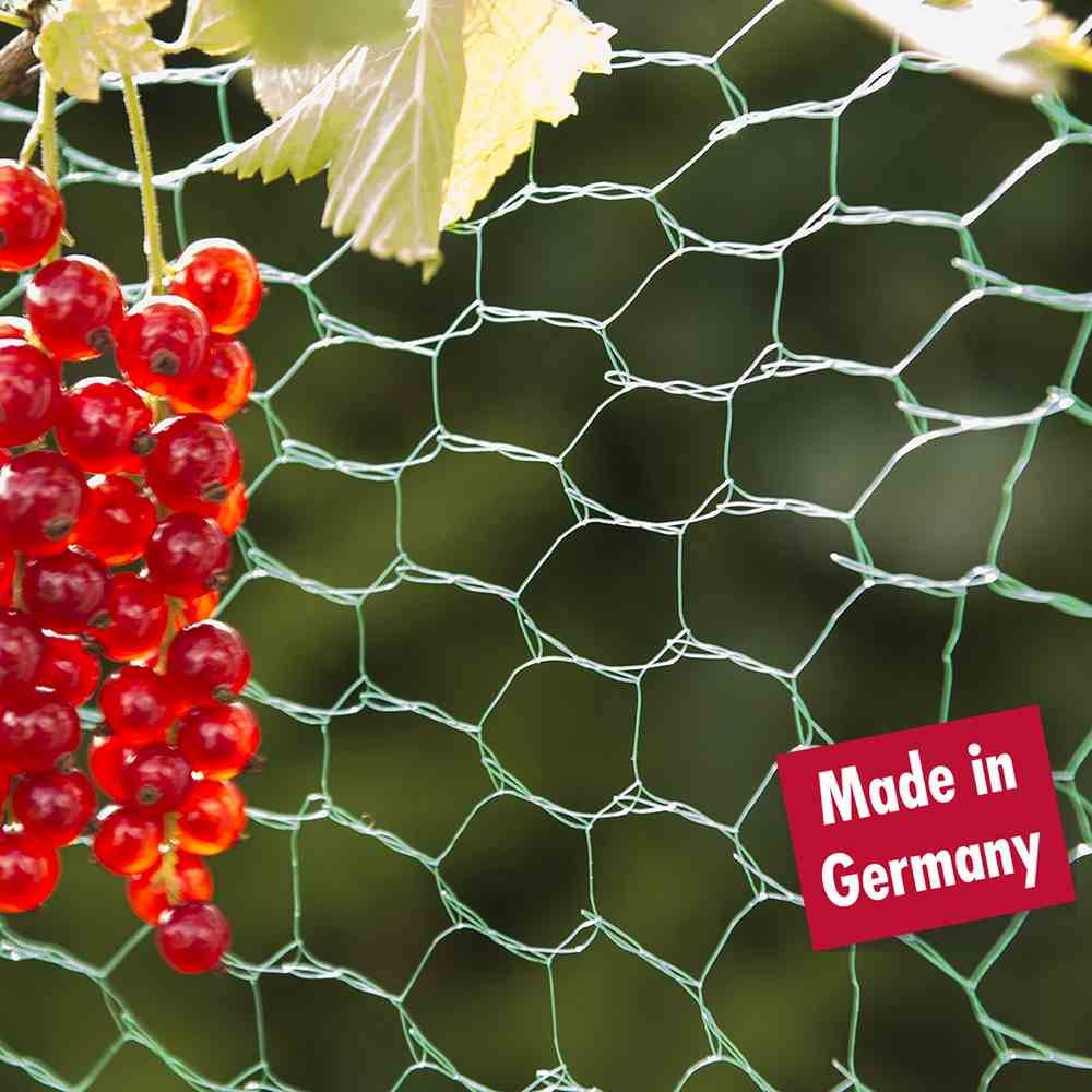 Grozdi vise na vinovoj lozi, zaštićeni žičanom ogradom. Natpis 'Made in Germany' je vidljiv.