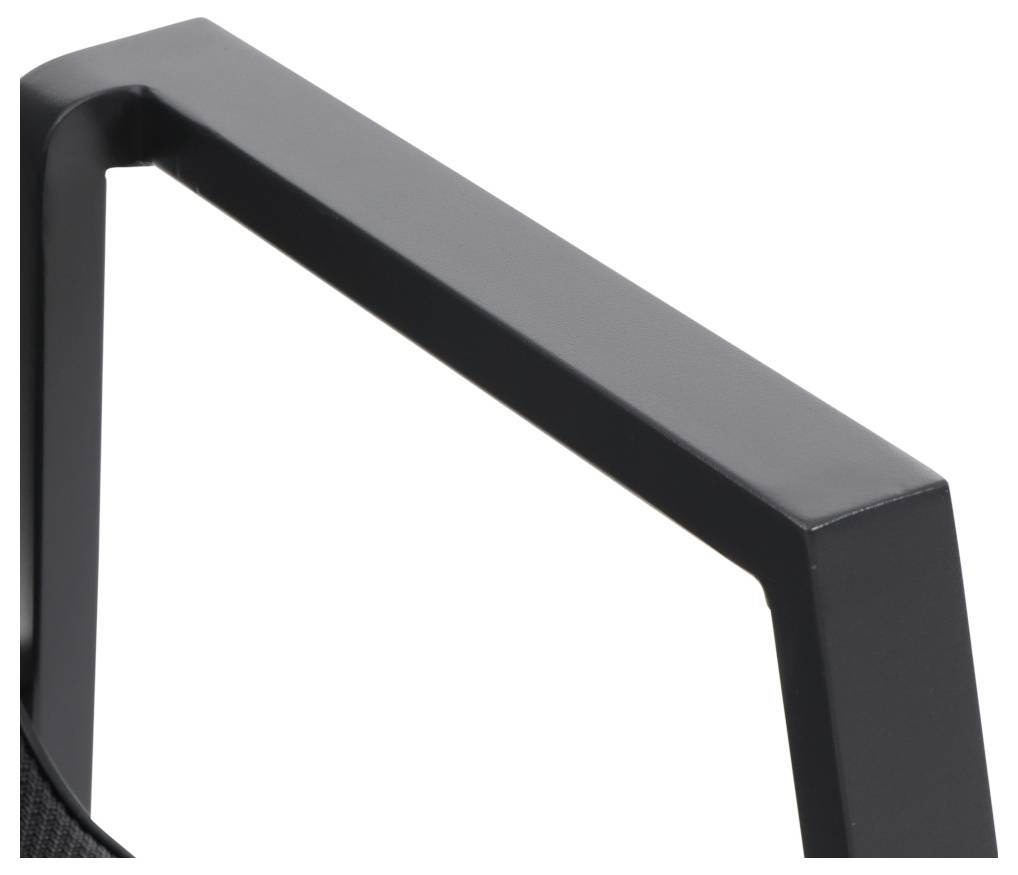Detaljan snimak crne pravokutne metalne ručke koja pripada komadu namještaja.