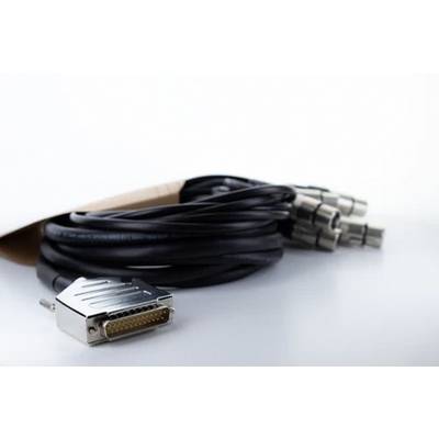 Snop crnih audio kabela s nekoliko utikača na jednom kraju i jednim metalnim utikačem na drugom kraju leži na svijetloj pozadini.