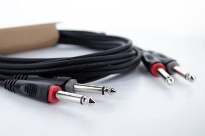 Tri audio kabela s crnim kabelom i crvenim prstenom na bijeloj pozadini.