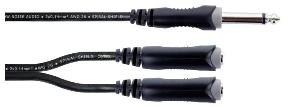 Audio Y-kabel s 6,35mm mono utikačem i dva 6,35mm ženska priključka. Tekst na kabelu prikazuje tehničke specifikacije.