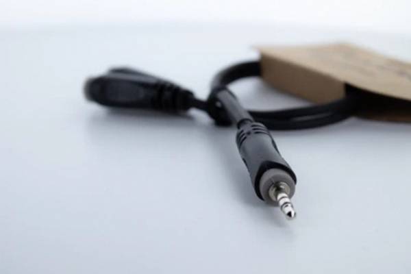 Cordial 14883 utičnica audio Y-adapter [1x 3,5 mm banana utikač - 2x priključna doza za 3,5 mm banana utikač] 0.30 m crna PVC obloga, vod s dvostrukom žicom