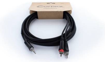 Crni audio kabel s dva RCA priključka i 3,5-mm utičnicom. Pakiranje prikazuje robnu marku 'Cordial'.
