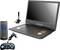 Laptop s malim monitorom, pored njega daljinski upravljač i USB gamepad. Mali olovak stoji na stolu.