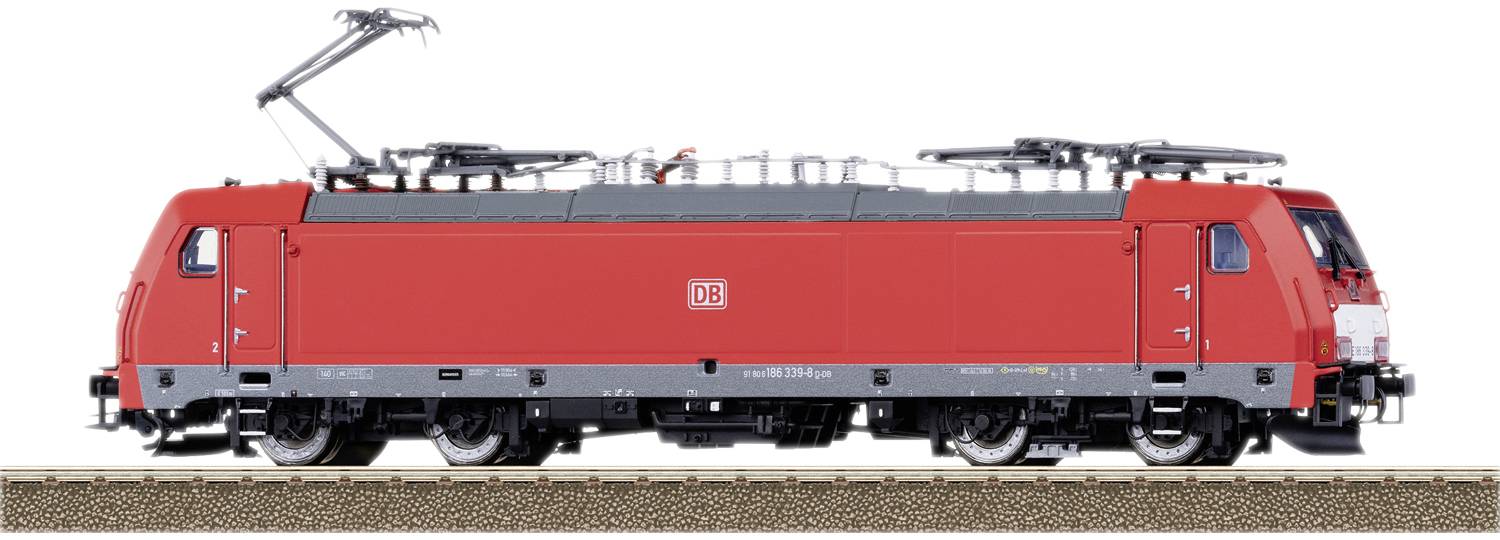 Crvena električna lokomotiva Deutsche Bahn-a na tračnicama.