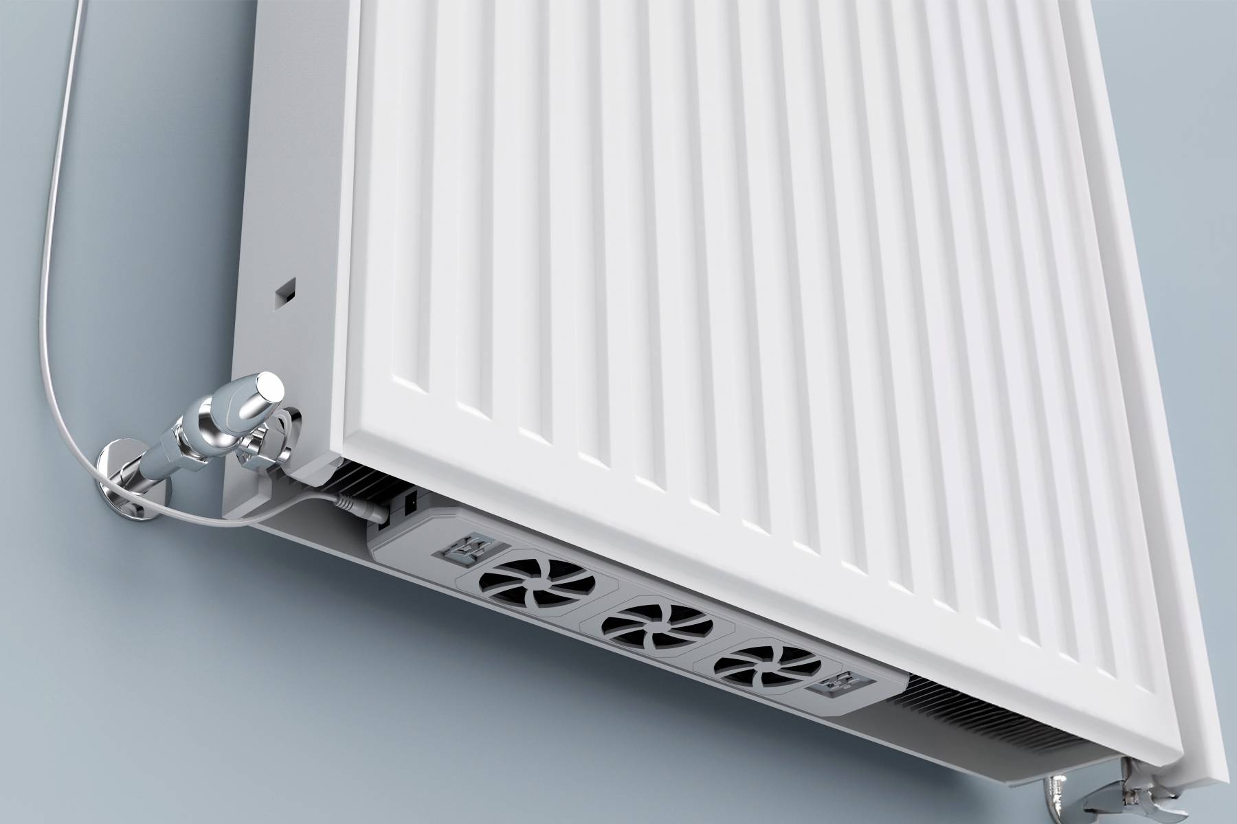 Bijeli radijator na plavoj stijeni, s vidljivim priključcima cijevi u donjem lijevom kutu. Prikazuje moderan dizajn grijanja.