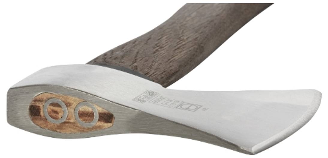 Sjekira s drvenom drškom i sjajnom metalnom glavom, položena horizontalno, na bijeloj pozadini.