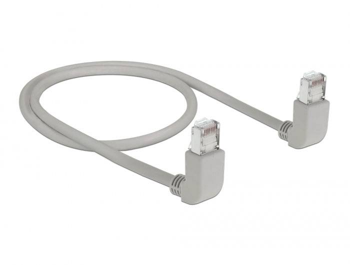 Sivo Ethernet mrežni kabel s dva pravokutna priključka na krajevima, pogodan za mrežne povezivosti.