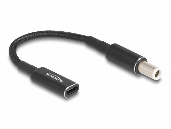 Crni USB-C adapter s pletenim kabelom i DeLOCK logotipom, pogodan za digitalne priključke i povezivanje uređaja.