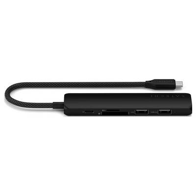 Crni USB-C hub s više priključaka, uključujući USB, HDMI i čitač memorijskih kartica, spojen kratkim kabelom.