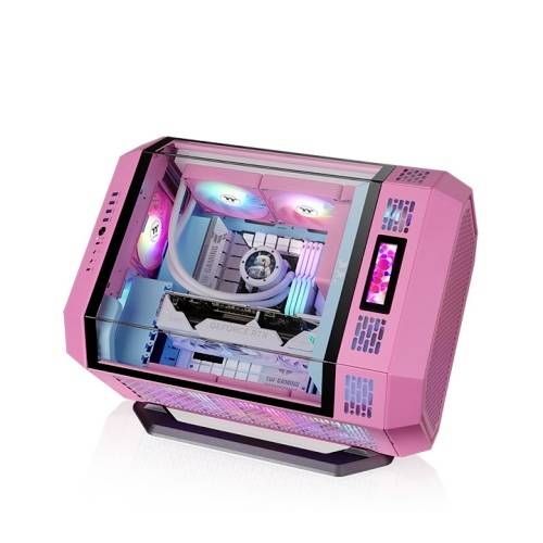 Ružičasti gaming PC s staklenim kućištem prikazuje šareno LED osvjetljenje iznutra. Vidljivi su grafička kartica, ventilatori i upravljanje kabelima.