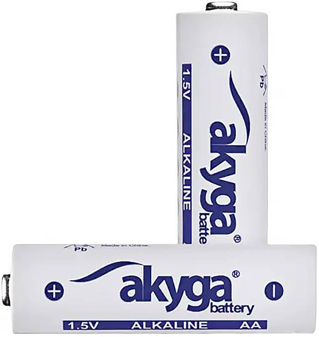 Dvije AA alkalne baterije marke Akyga; jedna uspravna, jedna položena.