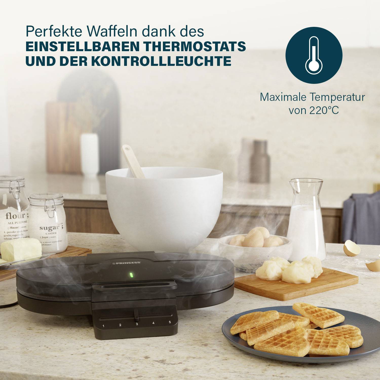 Toster za wafle u kuhinji s gotovim waflama pokraj njega. Natpis: 'Savršene wafle zahvaljujući podesivom termostatu i kontrolnoj lampici'. Maksimalna temperatura 220°C.