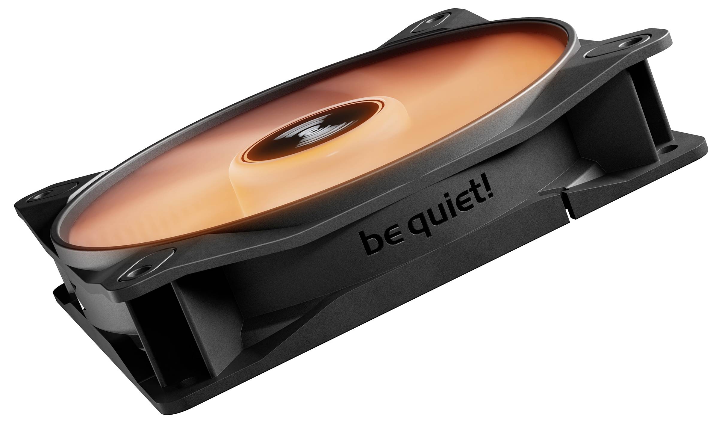 Crni računalni ventilator s narančastom pozadinskom rasvjetom i natpisom 'be quiet!' sa strane.