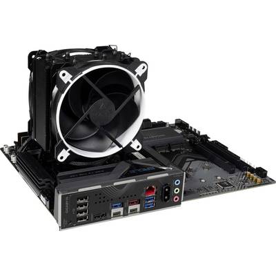 Matična ploča s velikim CPU hladnjakom, nekoliko USB priključaka, audio priključaka i PCIe utora, prikazana pod kosim kutom.
