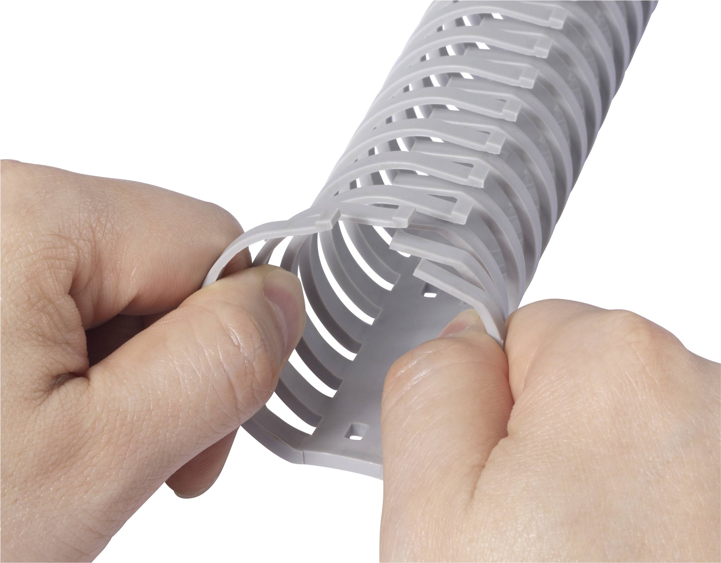 Dvije ruke savijaju bijeli, fleksibilni kabelski kanal s prorezima za organiziranje i zaštitu kabela.