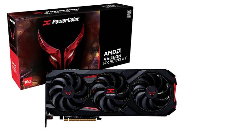 Grafičke kartice PowerColor AMD Radeon RX 6700 XT s tri ventilatora, crni dizajn i prepoznatljiv crveni logotip. Ambalaža u pozadini.