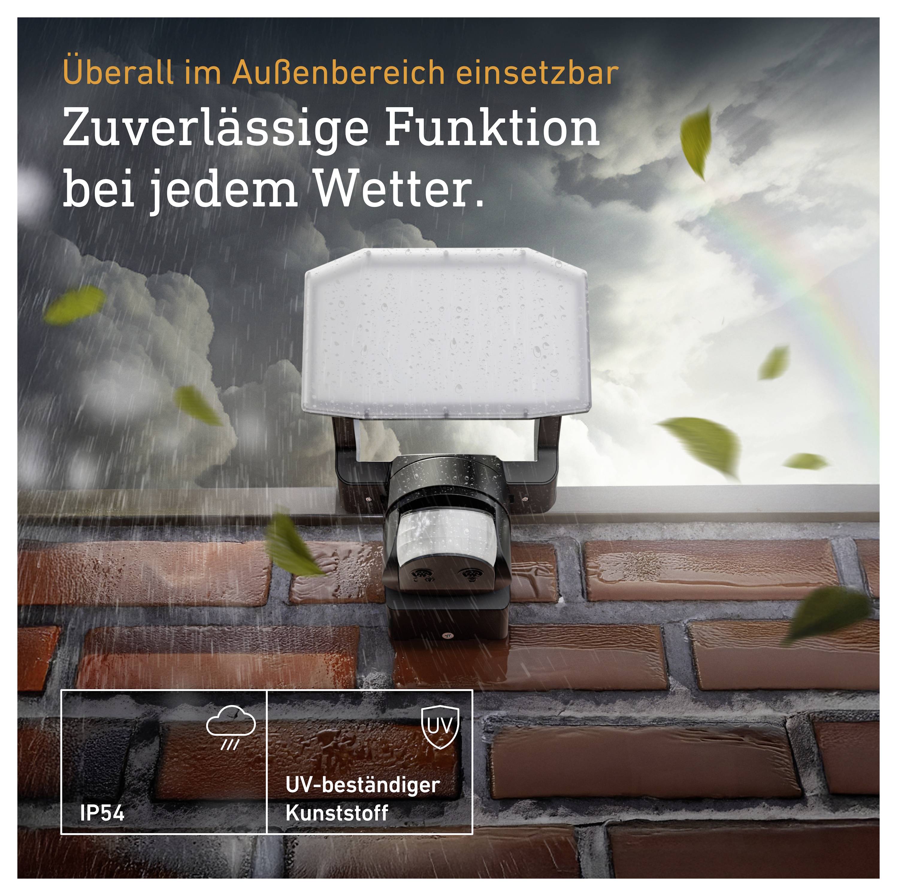 Vanjska zidna lampa na zidnoj površini od cigle u kiši s vremenskim ikonama i tekstom 'Pouzdana funkcionalnost u svakom vremenskom stanju', IP54, UV-otporna plastika.