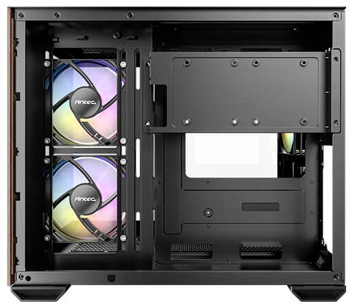 Kućište prikazuje dva RGB ventilatora tvrtke Antec, montirane jedan pored drugoga u praznom PC kućištu, spremna za ugradnju računalnih komponenti.
