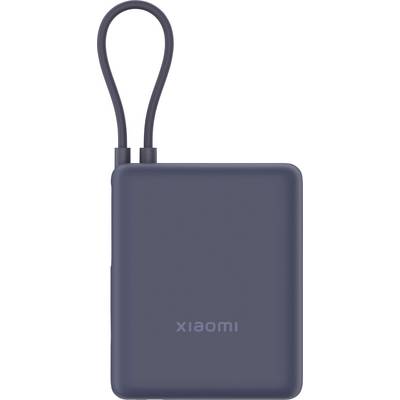 Kompaktna, tamnosiva powerbank s gumenom petljom; marka 'xiaomi' prikazana je na prednjoj strani.
