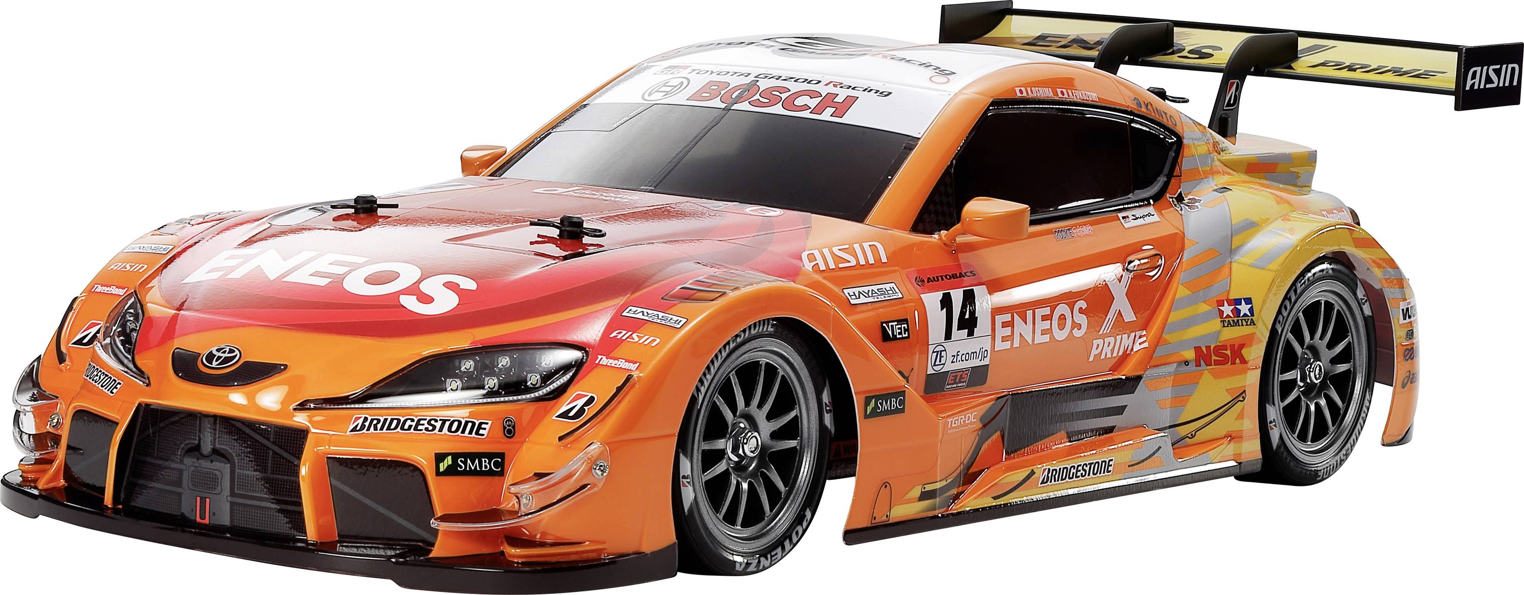 Narančasto-crni model trkaćeg automobila s logotipima sponzora, aerodinamičkim dizajnom i velikim stražnjim spoilerom na bijeloj pozadini.