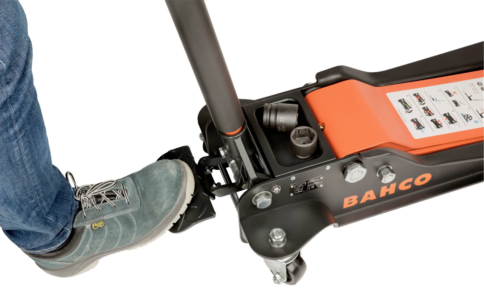 Jedna osoba nogom aktivira polugu hidrauličke dizalice za automobil marke BAHCO.