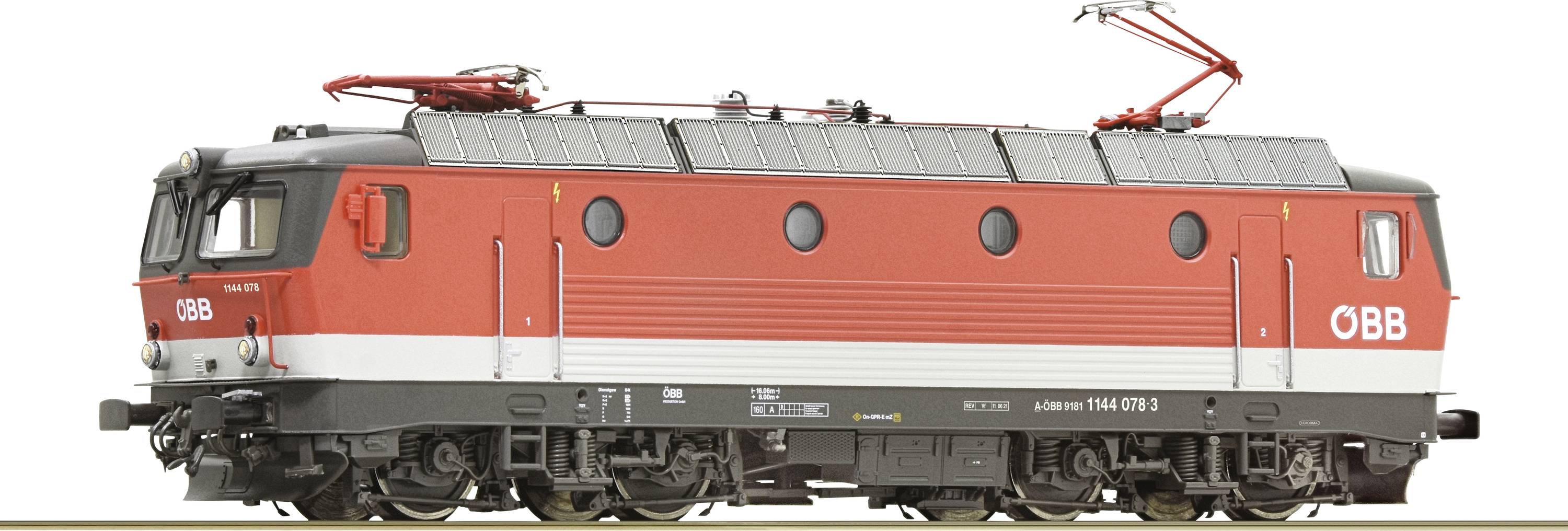 Crvena lokomotiva ÖBB-a s crnim krovom i dva strujnjaka, stoji na tračnicama.