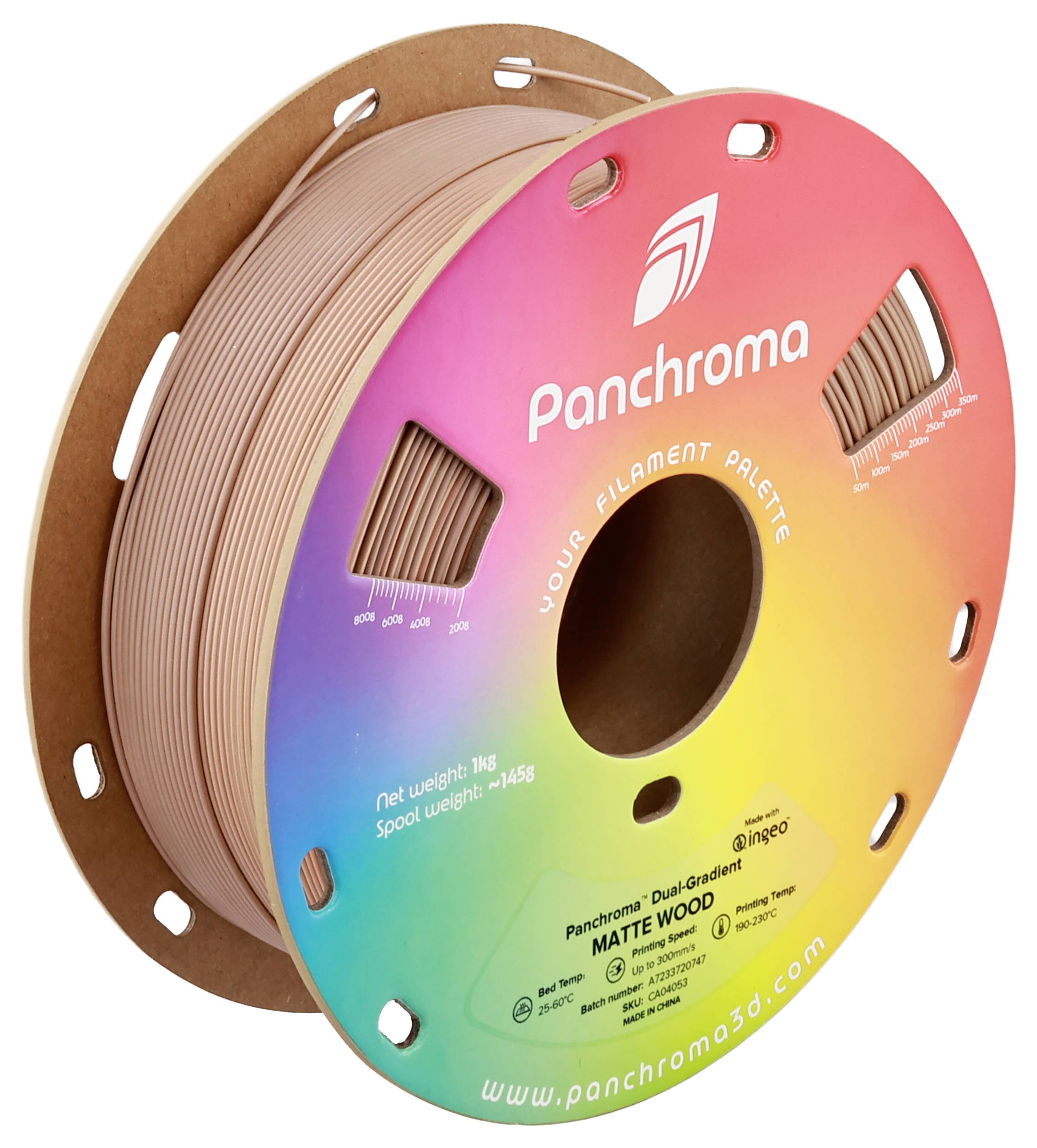 Kolut filamenta s natpisom 'Panchroma Matte Wood'. Dugina etiketa prikazuje detalje proizvoda poput težine i marke.