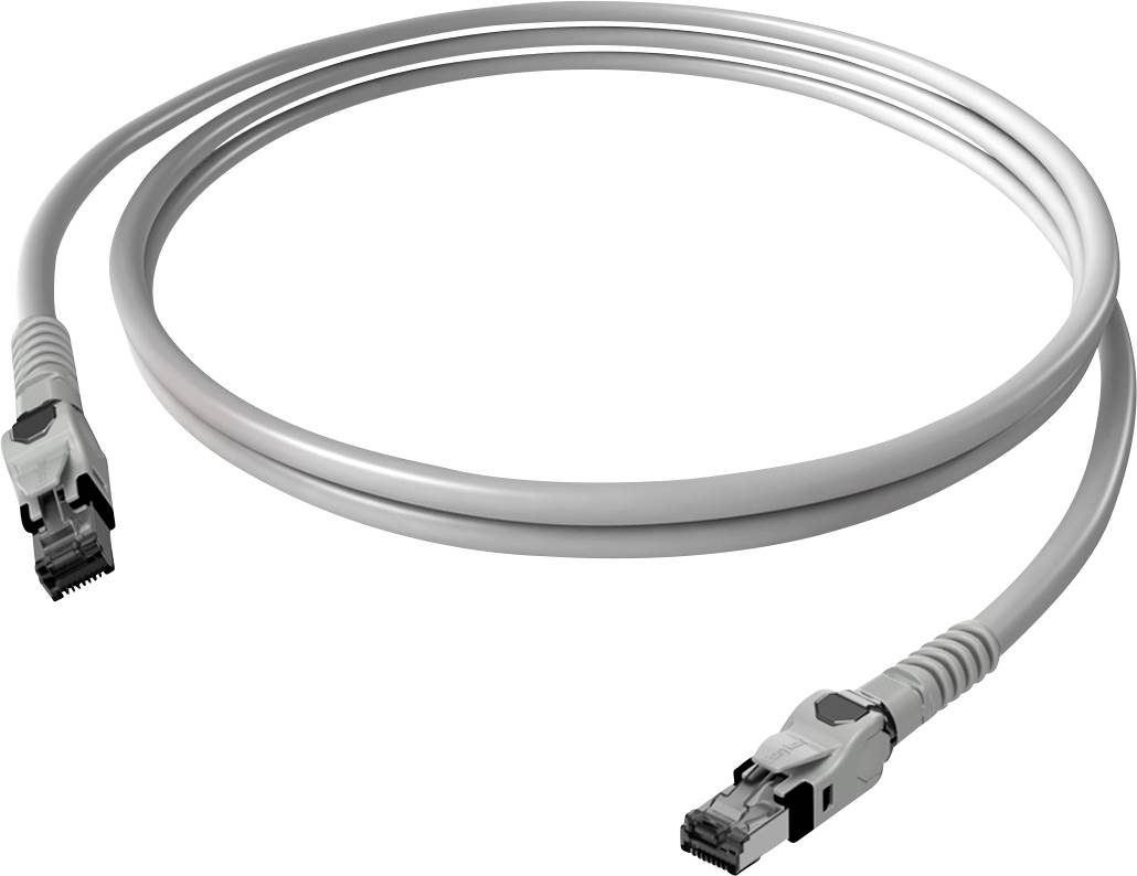 Bijeli Ethernet kabel s RJ-45 konektorima na oba kraja, koji leži na bijeloj površini, oblikovan u opuštenu petlju.