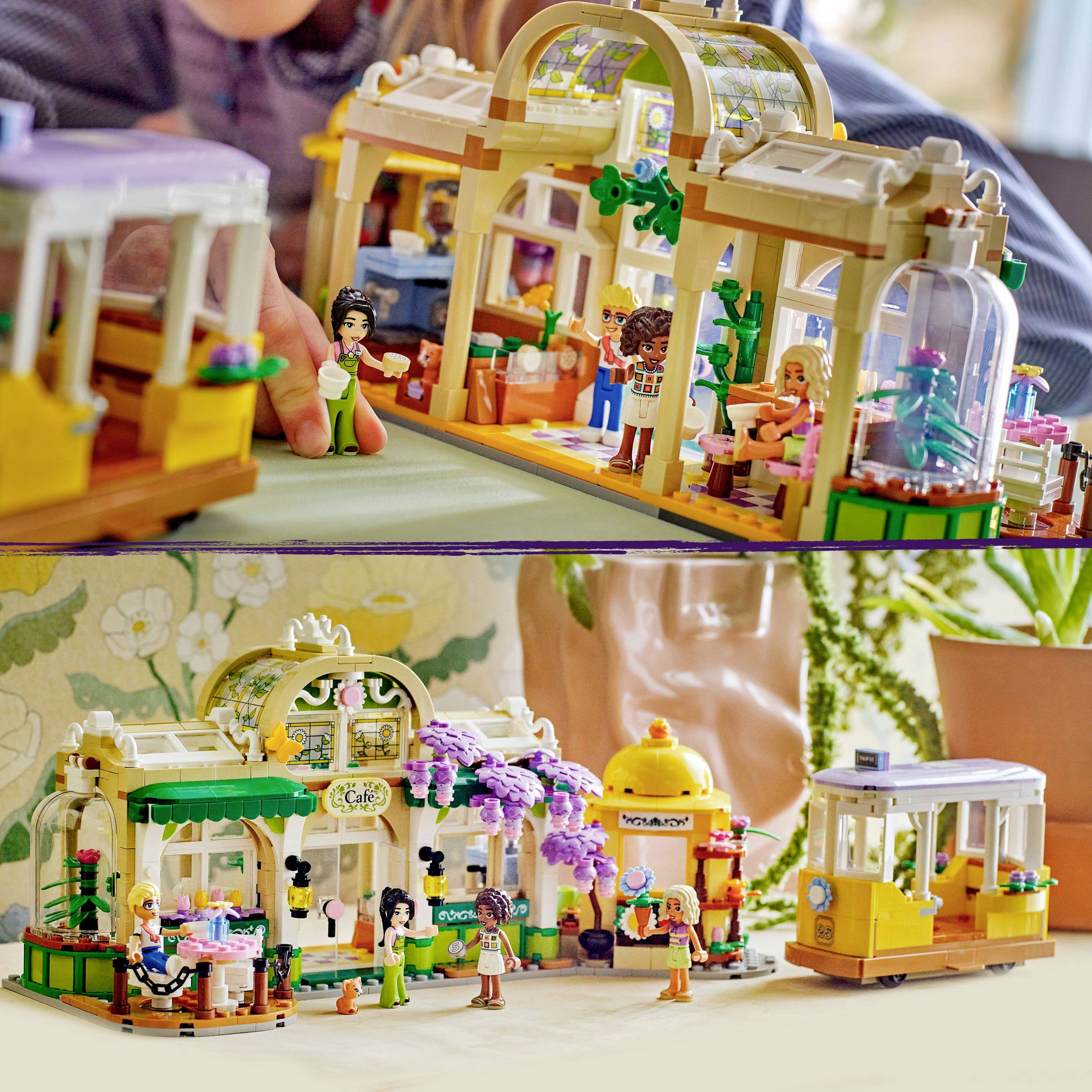 Djeca se igraju s kompletom za građenje koji predstavlja minijaturni grad, uključujući tržnicu, figurice i tramvaj.