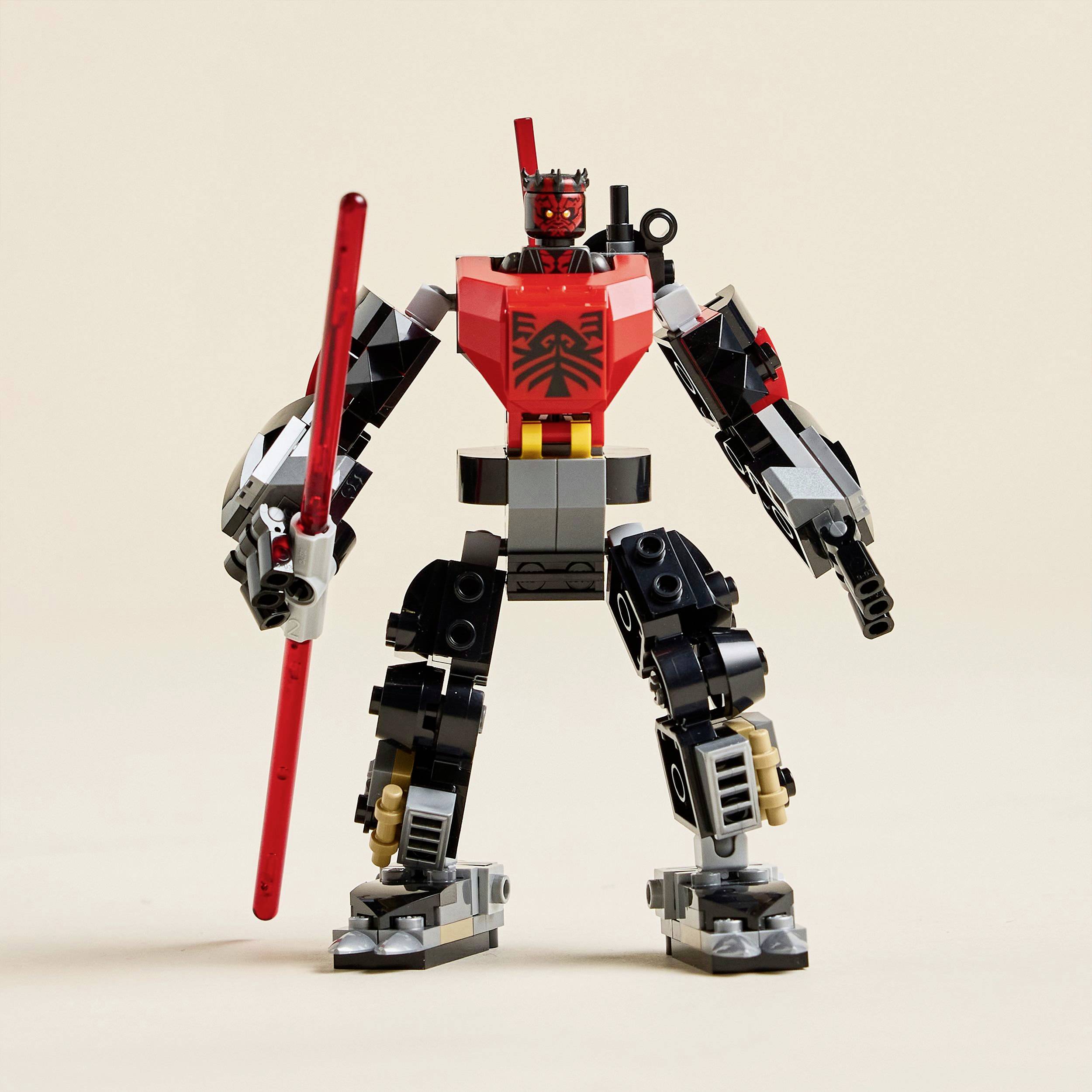 LEGO figura robota s crvenim i crnim dizajnom, drži crveni mač u desnoj ruci, na svijetloj pozadini.