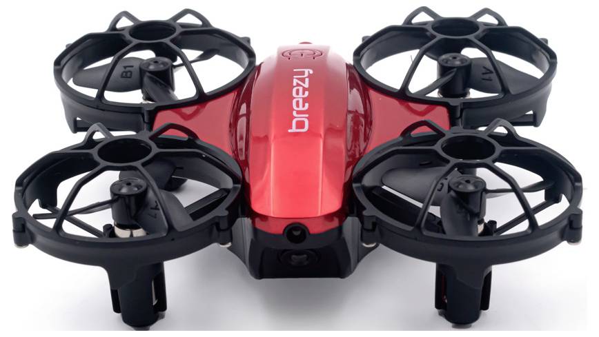 Crveni dron sa četiri crna propelera, s natpisom 'breezy' na vrhu, stoji uspravno.
