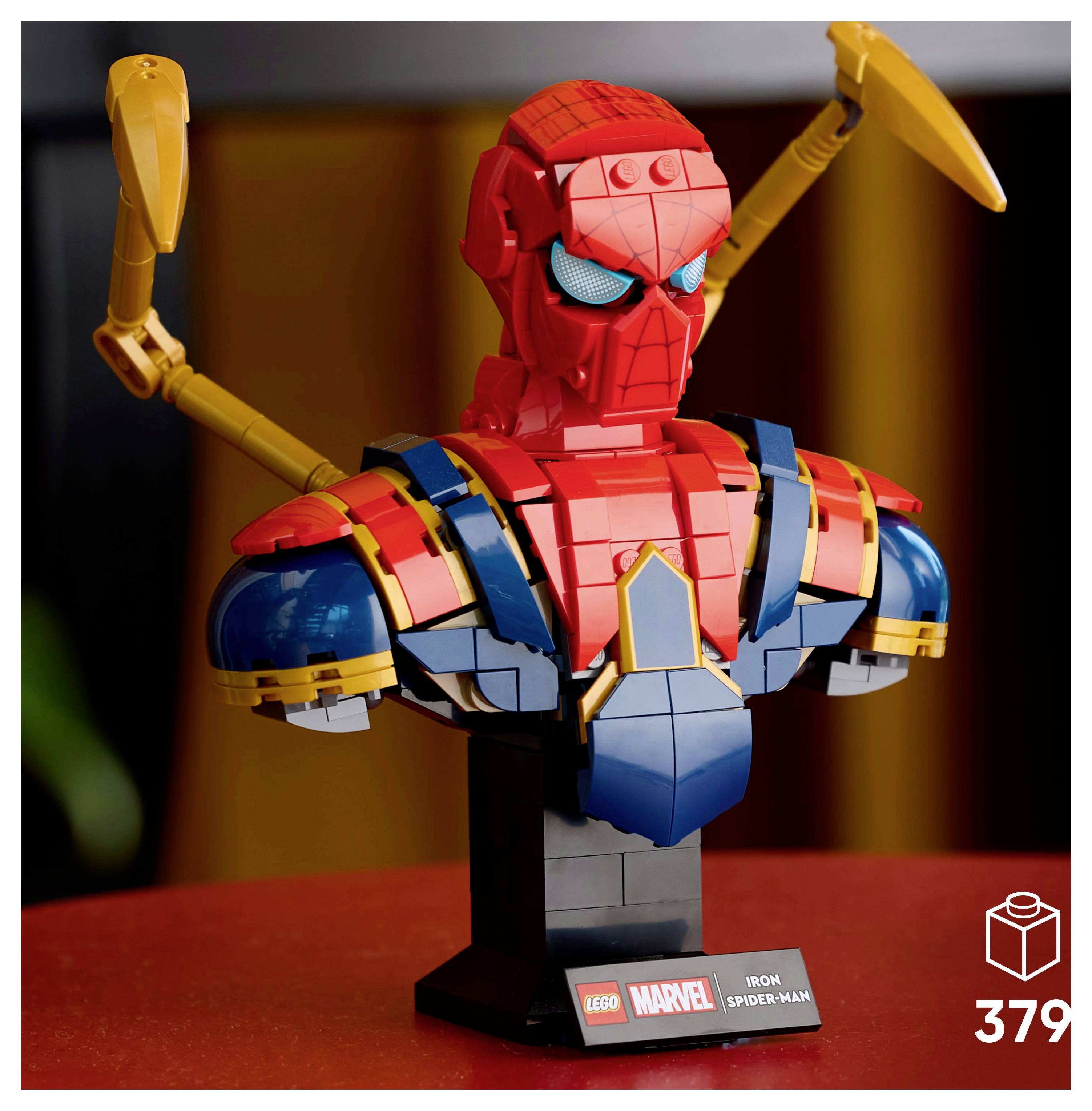 Bista LEGO junaka superheroja odjeven u crveno-plavi kostim sa zlatnim detaljima, izložena sa natpisom '379'.