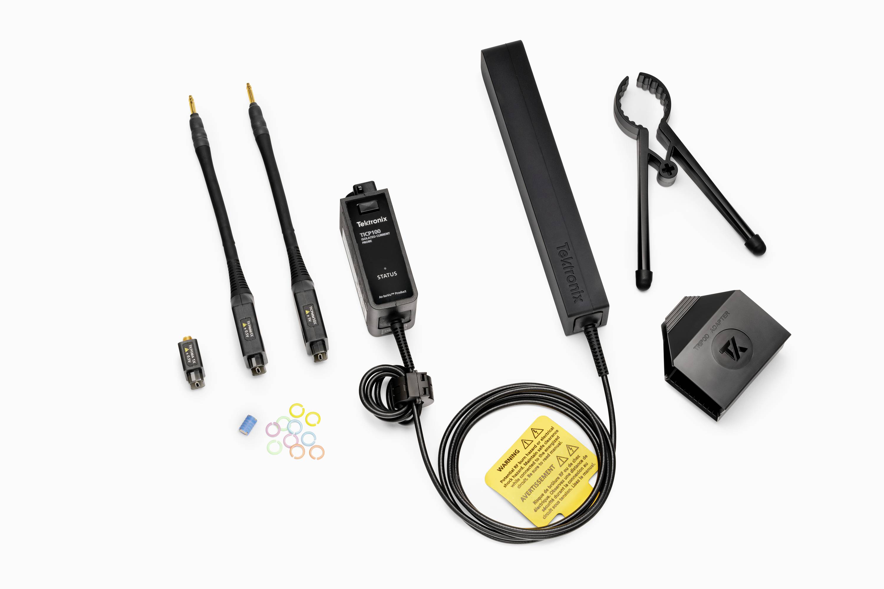 Set sondi osciloskopa s dvije sonde, adapter, obojenim označnim prstenovima, crnom držačem i kabelom leži na bijeloj pozadini.