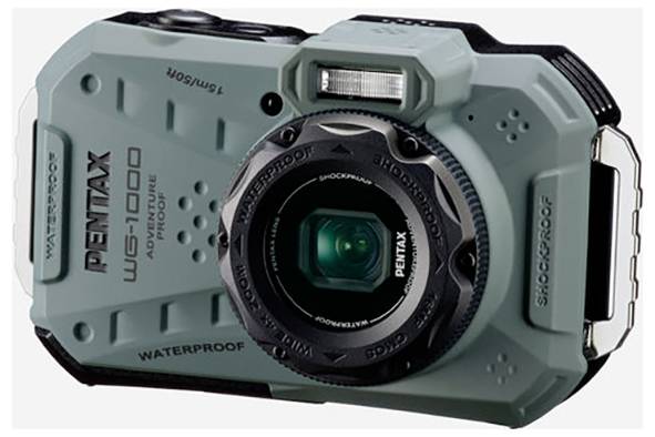 Digitalni fotoaparat marke Pentax, model WG-1000, u sivoj boji. Robustan i vodootporan, s ugrađenom bljeskalicom i objektivom u sredini.