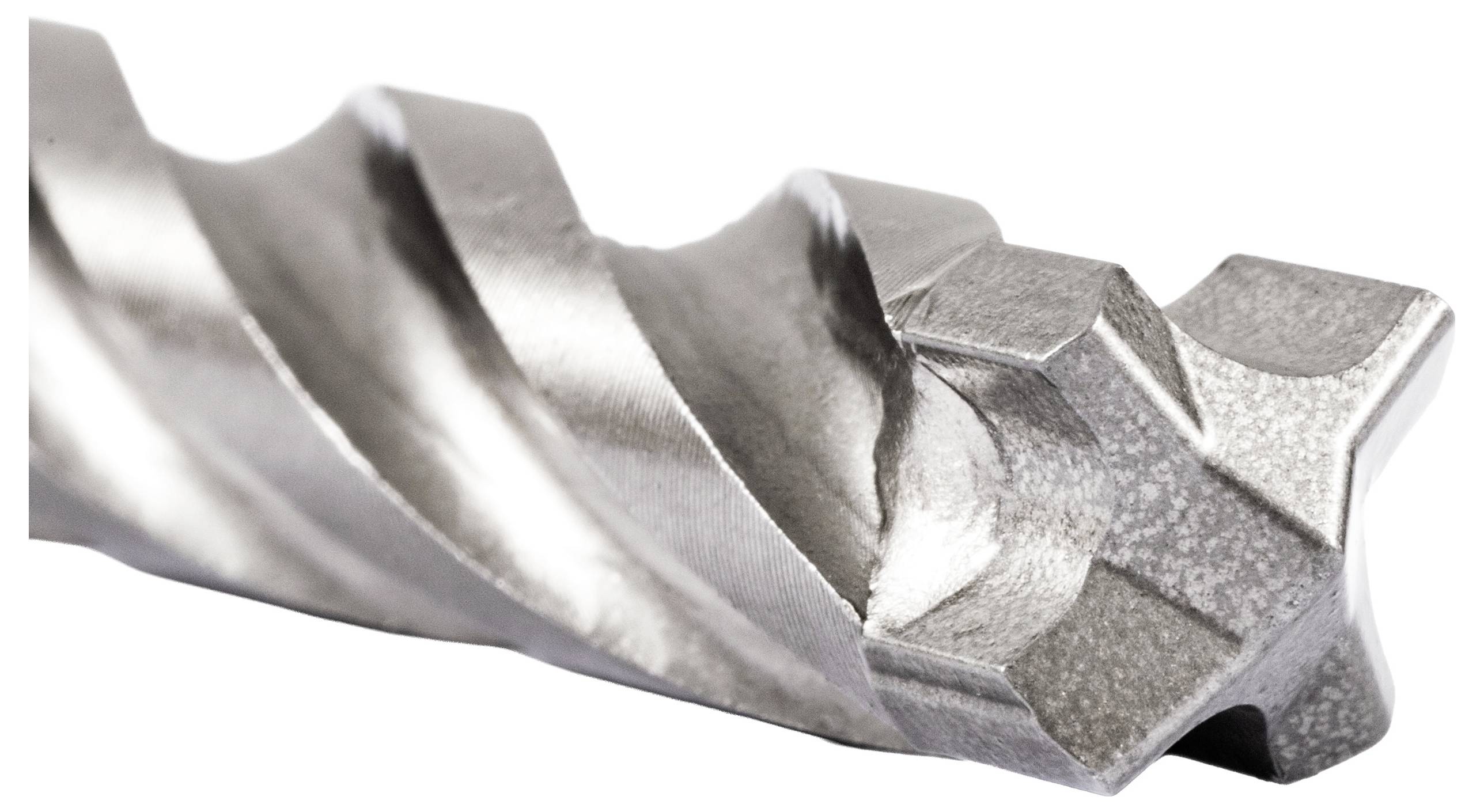 Krupni plan metalnog svrdla sa spiralnim žljebovima i zašiljenim vrhom, namijenjenog za rezanje teških materijala poput metala ili drva.