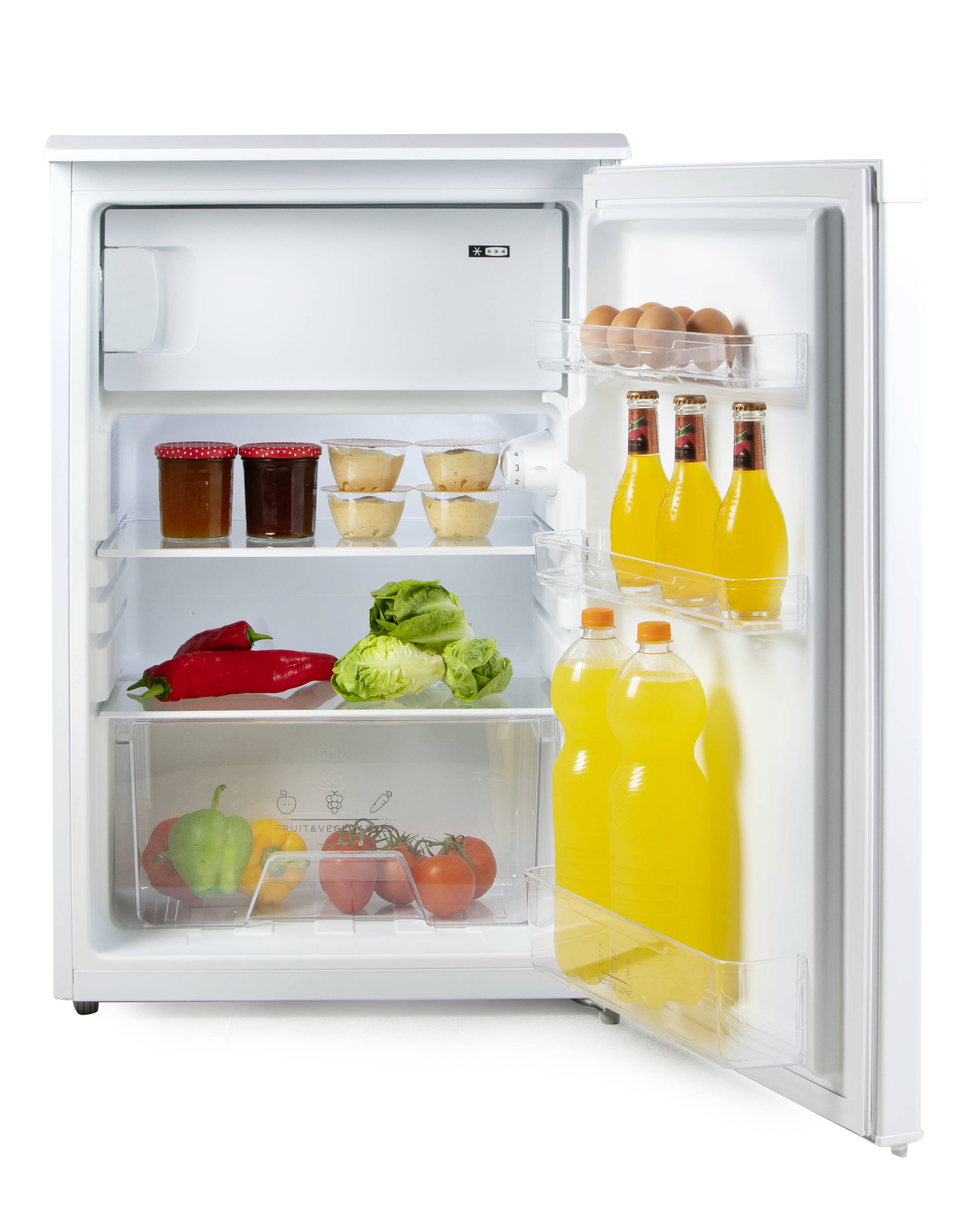 Otvoreni hladnjak s jajima, bocama soka, teglama marmelade, posudama jogurta, paprikama, rajčicama i glavicom salate.