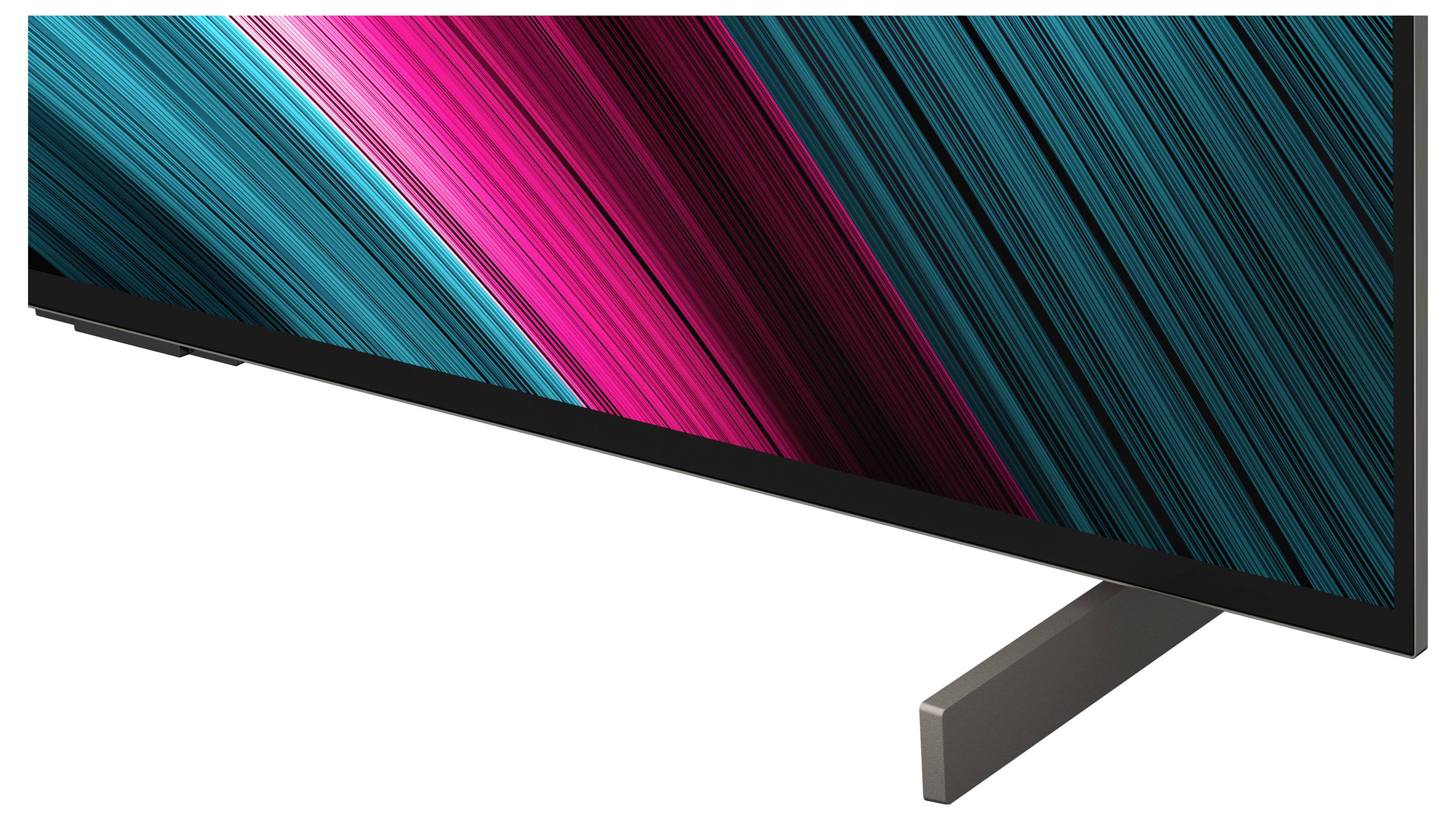 Moderan TV s ravnim zaslonom na metalnom postolju, prikazuje živahne dijagonalne pruge plave i ružičaste boje.