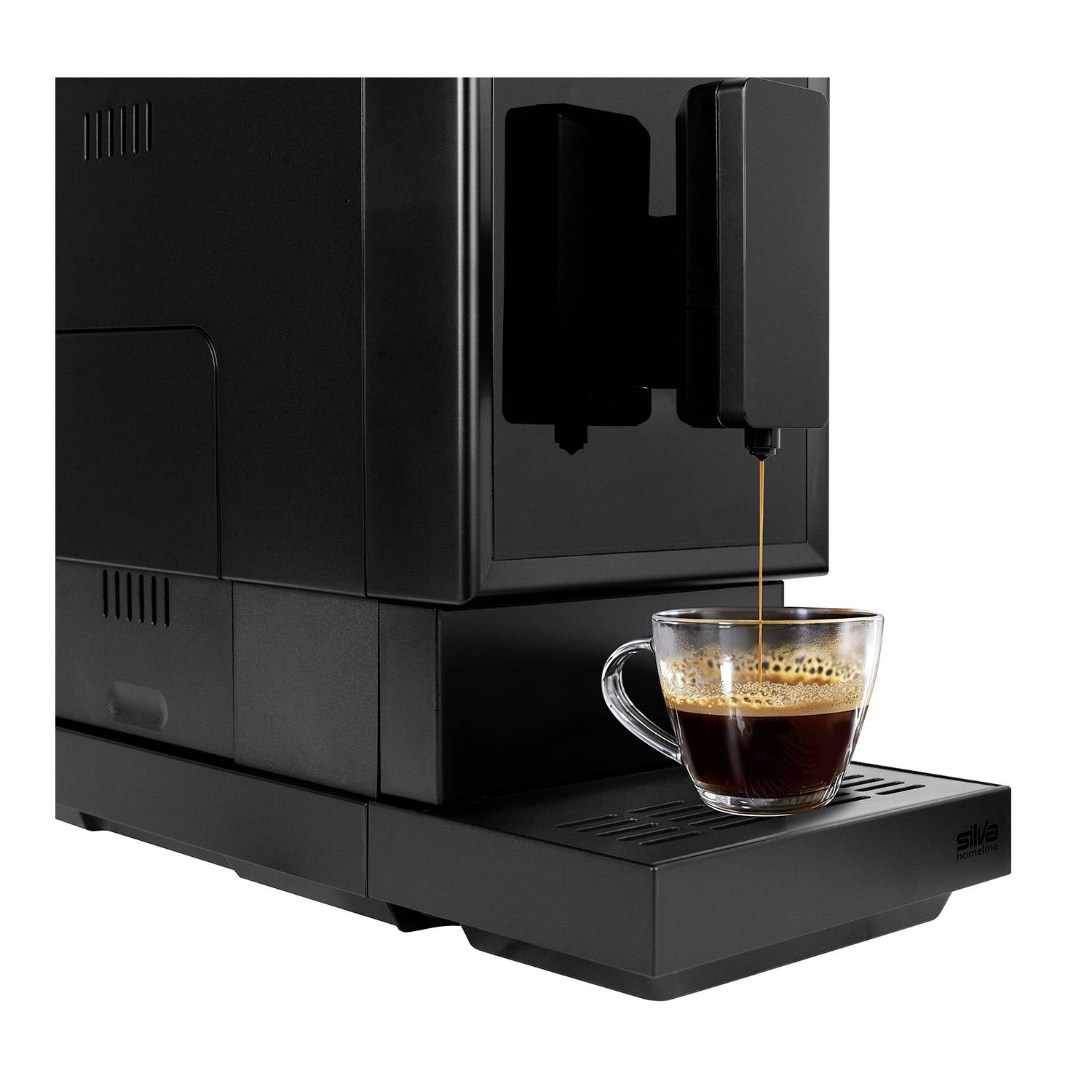 Crni aparat za kavu priprema espresso u prozirnu staklenu šalicu. Kava teče iz aparata i stvara kremasti sloj pjene.