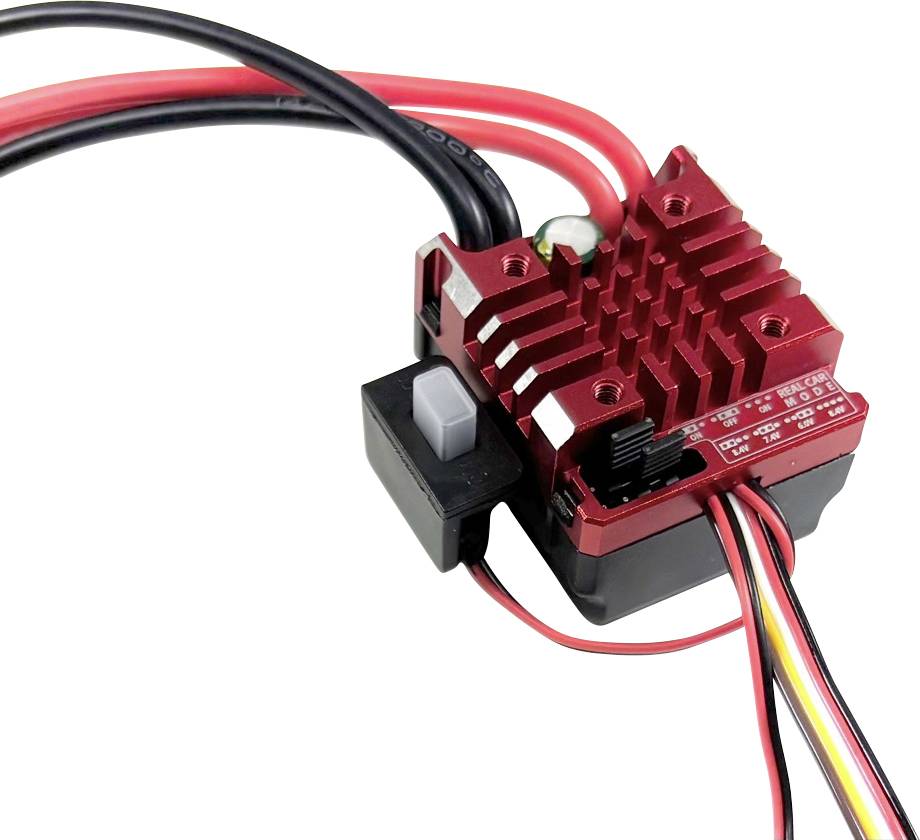 Elektronička komponenta s crvenim rebrastim hladnjakom i nekoliko priključenih kabela, vjerojatno regulator za modelarsku primjenu.