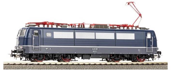 Detaljan model moderne električne lokomotive s tamno plavim korpusom, crvenim pantografima i detaljnim vanjskim značajkama, prikazan na tračnicama.