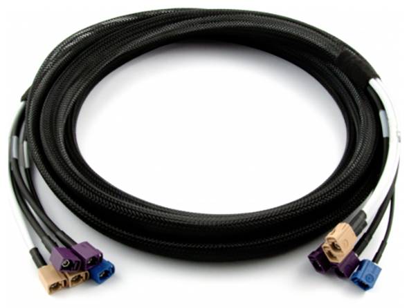 Crni, okrugli kabel s nekoliko obojenih utikača na jednom kraju, koji služi za povezivanje elektroničkih uređaja.