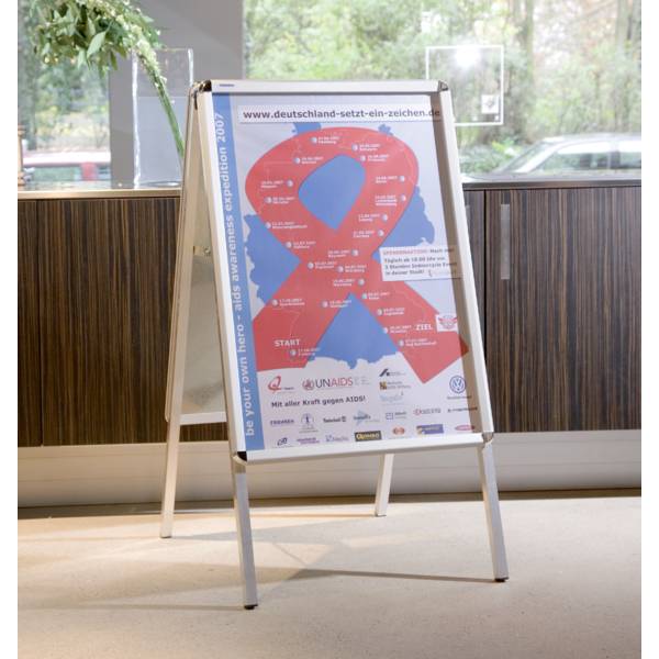 Plakat s crvenom trakom i logotipima nekoliko organizacija za podizanje svijesti o HIV-u/AIDS-u u Njemačkoj.