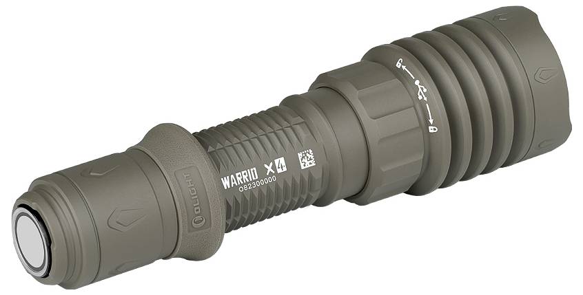 Taktička, maslinastozelena baterijska lampa s rebrastom ručkom. Na boku su prikazani model 'Warrior X4' i serijski broj.
