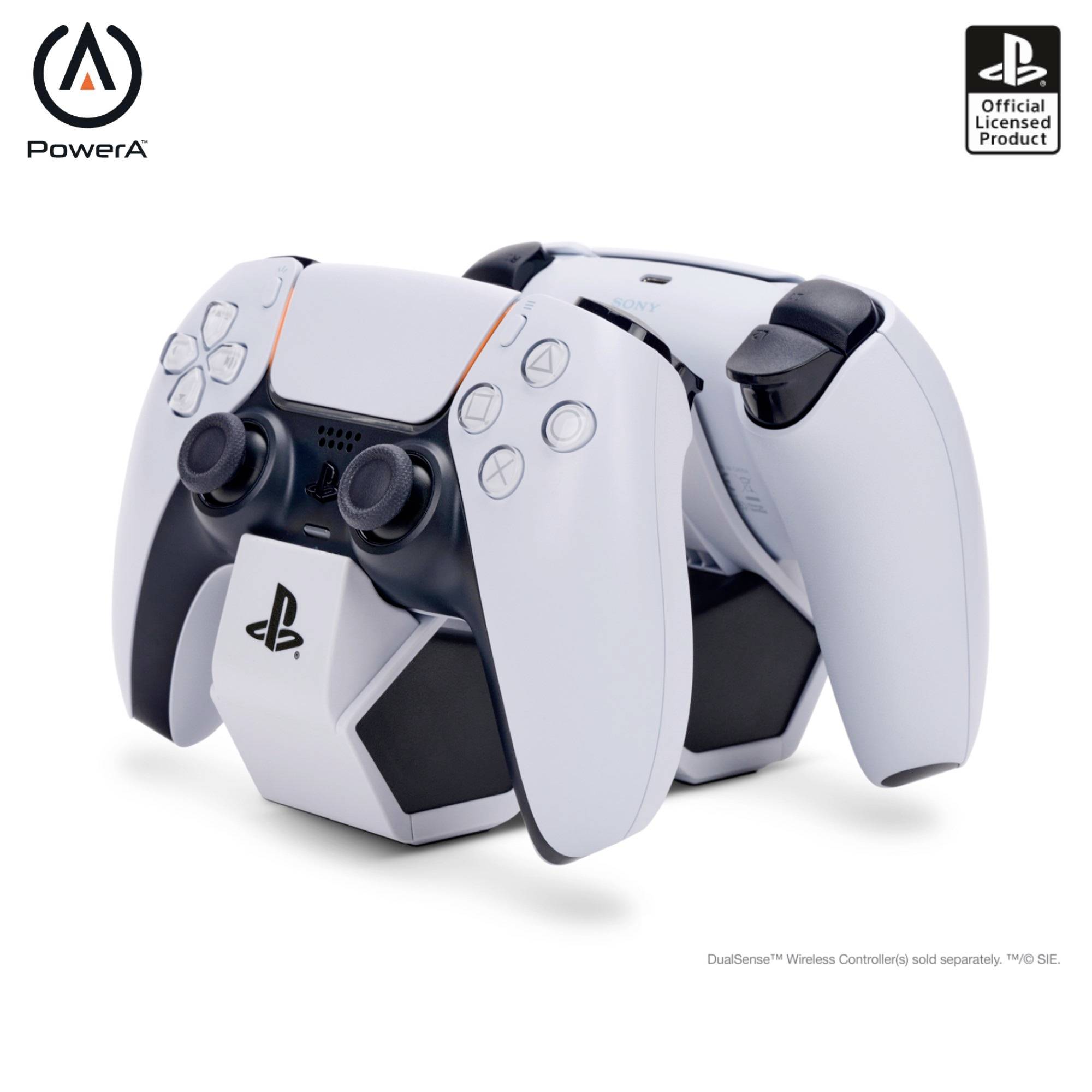 Službeni PlayStation punjač za dva bijela kontrolera, dizajniran od strane PowerA, s PlayStation logotipom na prednjoj strani.