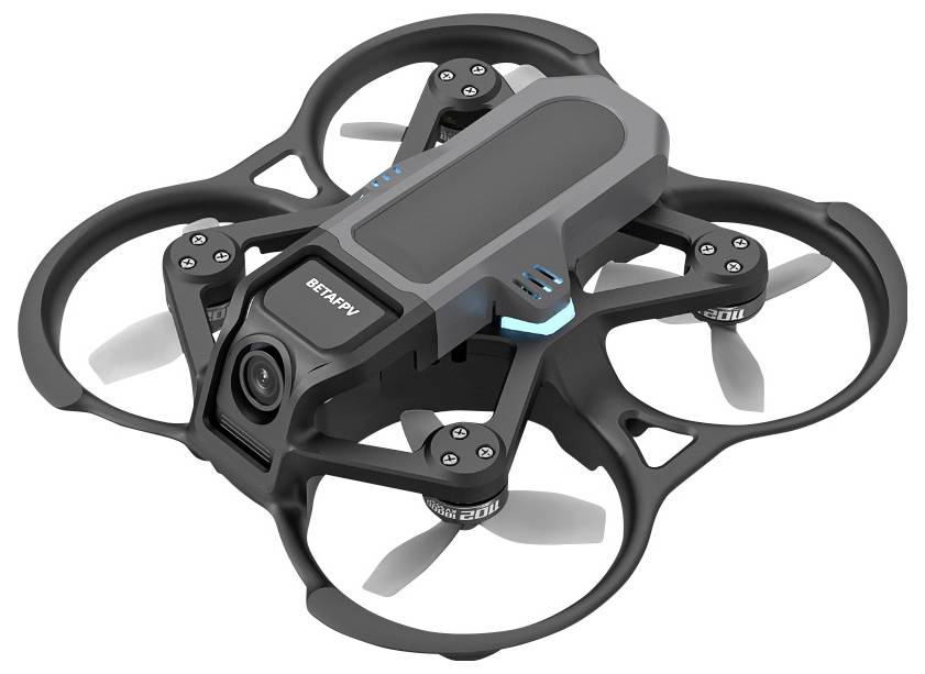 Mali, crni kvadkopter dron sa zaštitnim štitnicima oko četiri propelera i kamerom na prednjoj strani.