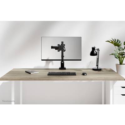 Moderan radni stol s monitorom, tipkovnicom, mišem, lampom, bilježnicom i biljkom. Minimalistički dizajn.