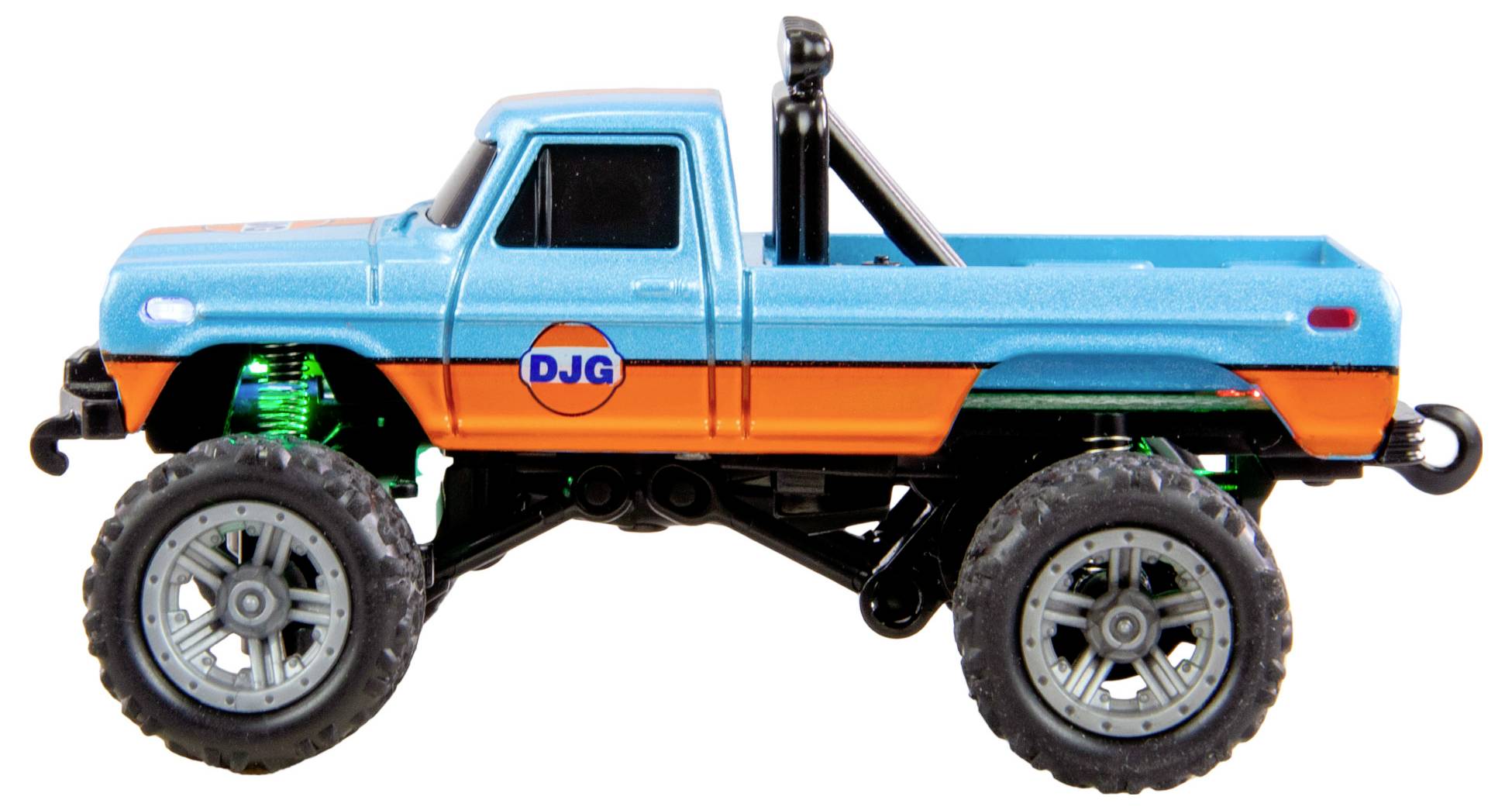 Plavi i narančasti igračka monster truck s velikim gumama, s 'DJG' logotipom sa strane, snimljen s desne strane.