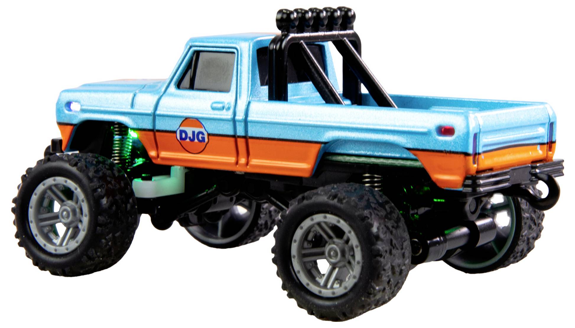 Metalni igračka-monster truck u plavoj i narančastoj boji s velikim pogonom i čvrstim gumama. Pogled straga na vozilo.